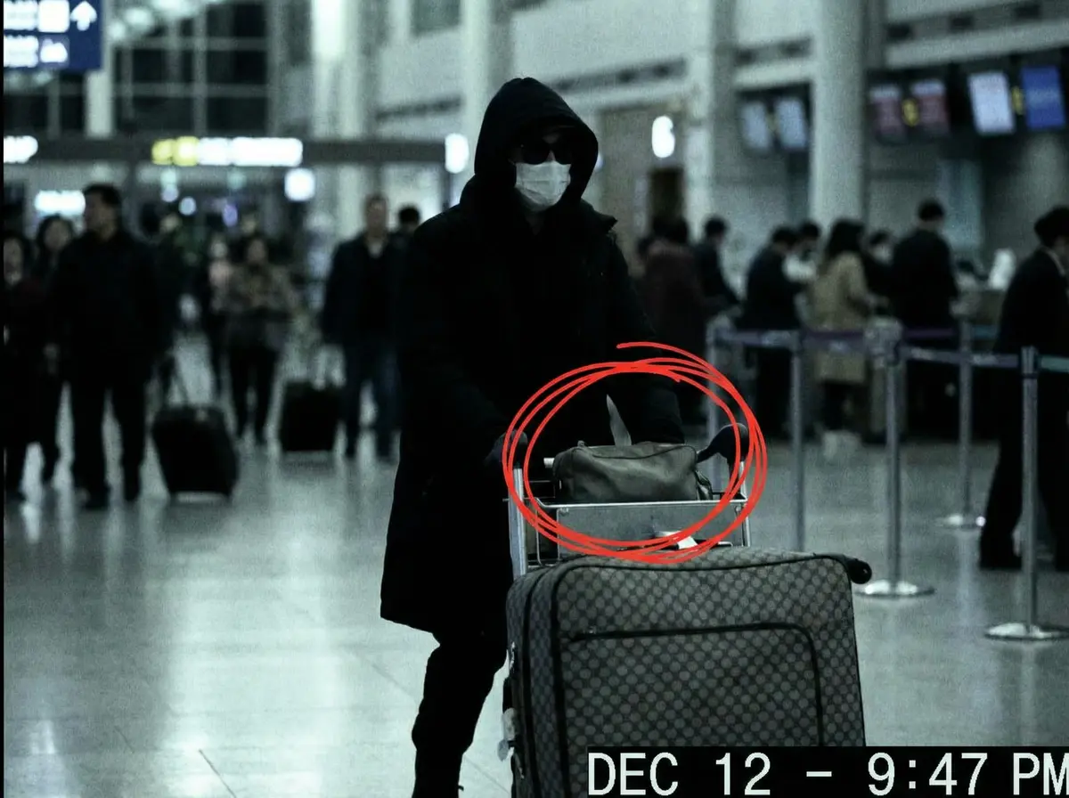 暗网吃瓜 机场偷拍 - 神秘礼物袋引发猜测